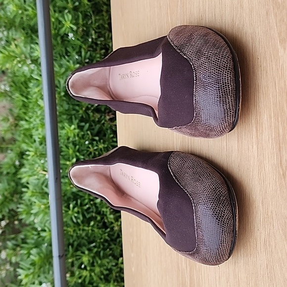 Taryn Rose 8M Flat Brown croc suede toe and heal and leather sole - Picture 2 of 9